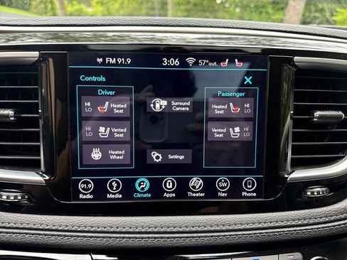 Used 2018 Chrysler Pacifica Limited w/ Advanced Safetytec Group FWD image 19