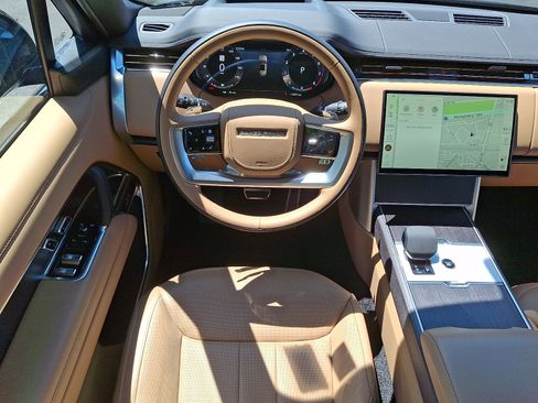 Used 2025 Land Rover Range Rover SE AWD/4WD image 4