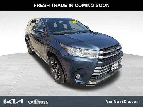 Used 2017 Toyota Highlander Plus w/ Carpet Mat Package FWD image 2