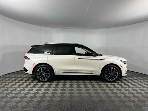 Used 2024 Lincoln Nautilus Reserve image 7