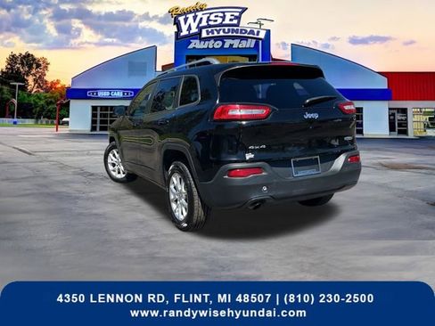 Used 2017 Jeep Cherokee Latitude w/ Cold Weather Group AWD/4WD image 7