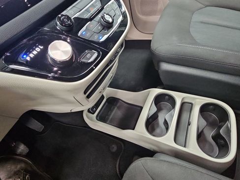 Used 2023 Chrysler Voyager LX image 25