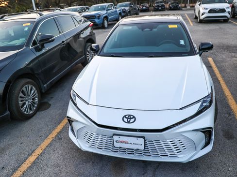 Used 2025 Toyota Camry XSE w/ Premium Plus Package image 4