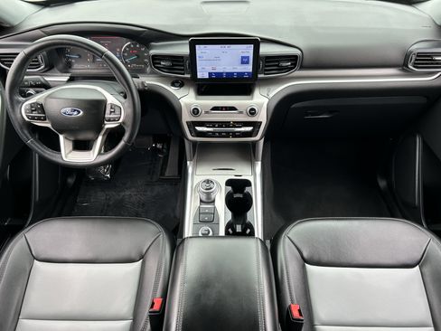 Used 2022 Ford Explorer XLT w/ Equipment Group 202A AWD/4WD image 16