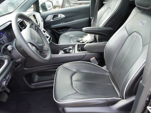 Certified 2025 Chrysler Pacifica Limited FWD image 4