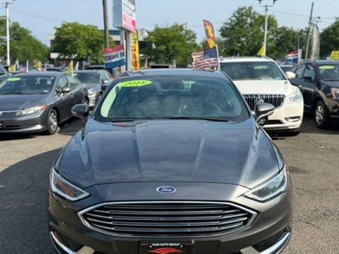 Used 2018 Ford Fusion SE w/ Fusion SE Technology Package FWD image 2