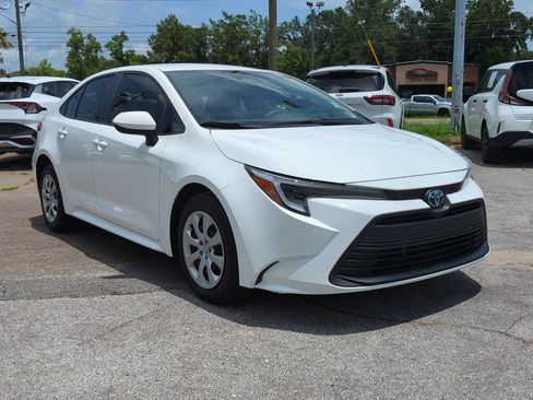 Used 2024 Toyota Corolla LE FWD image 3
