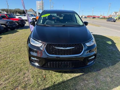 Certified 2024 Chrysler Pacifica Touring-L FWD image 2