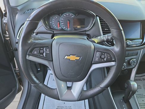 Used 2022 Chevrolet Trax LT w/ LT Convenience Package image 13