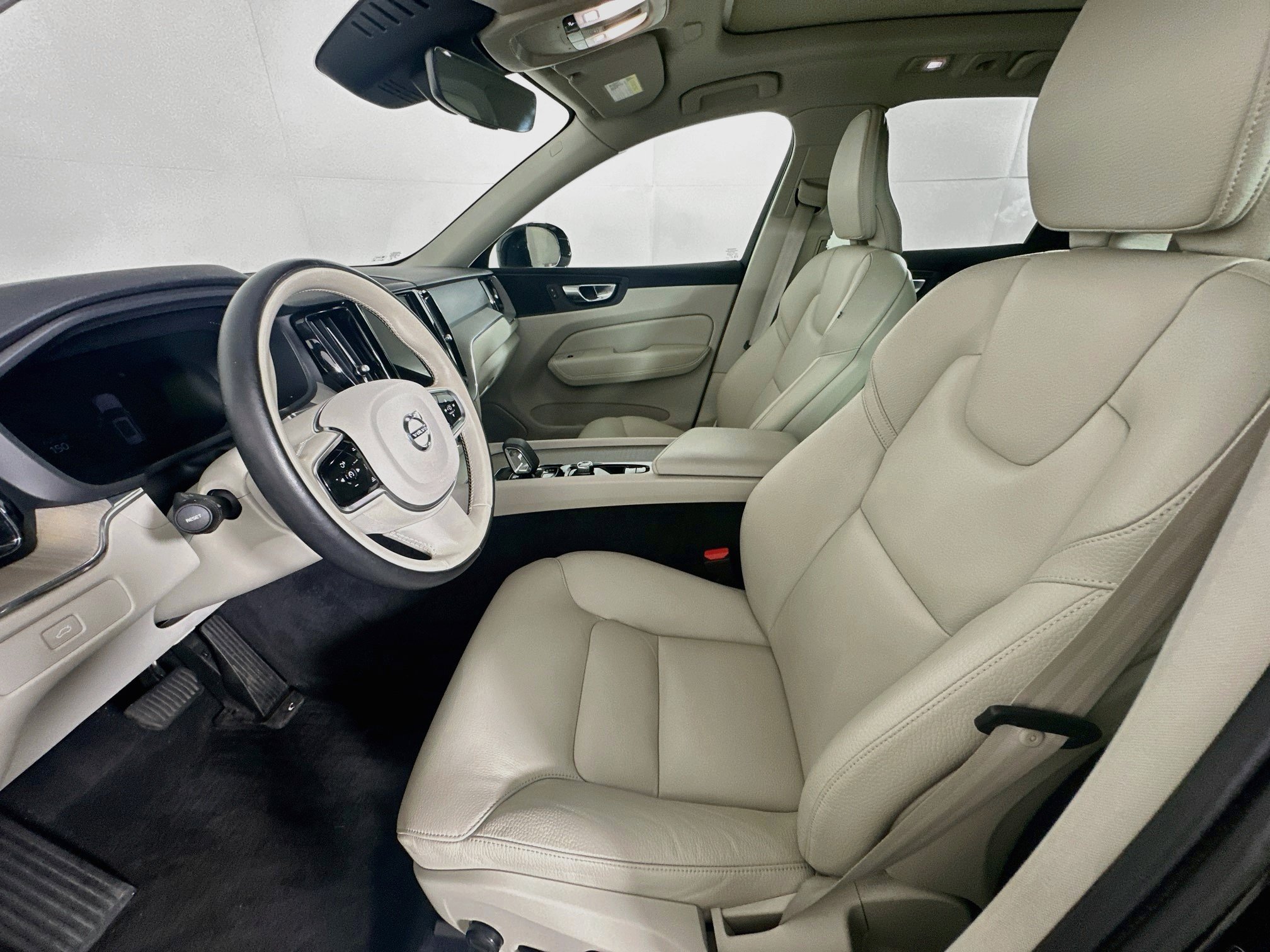 Used 2023 Volvo XC60 B5 Plus AWD/4WD image 13