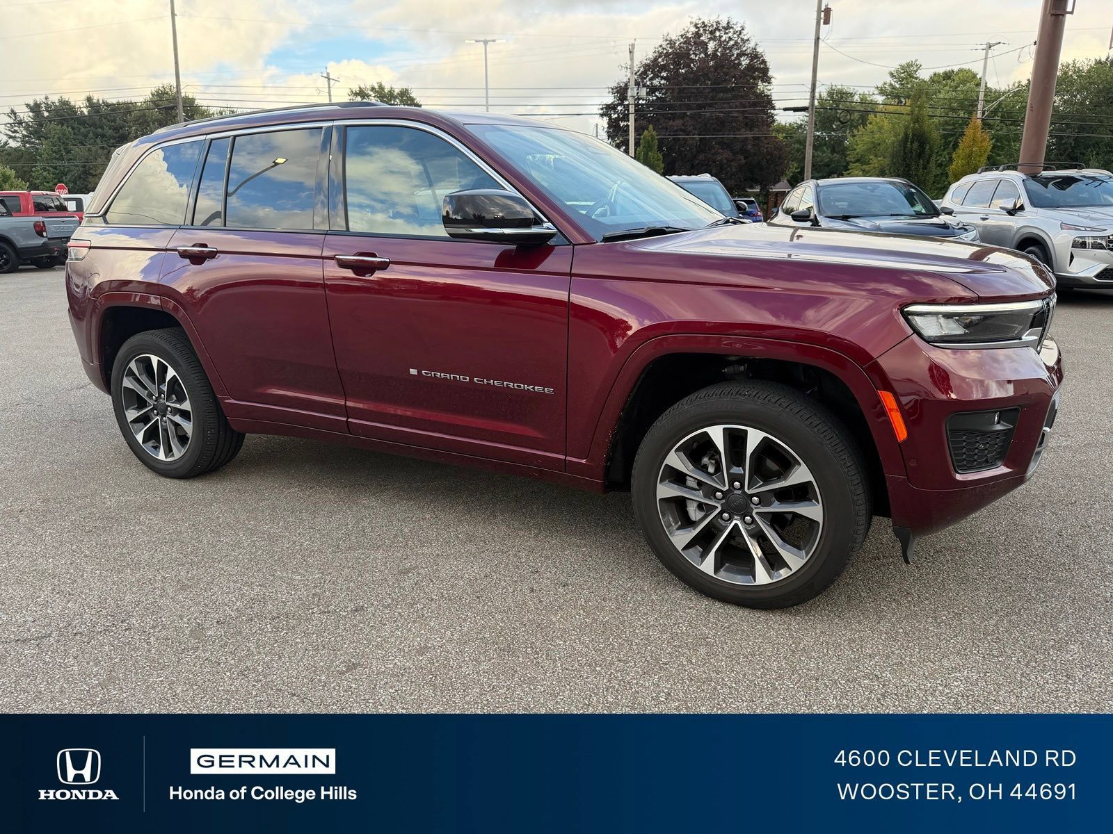 Used 2023 Jeep Grand Cherokee Overland AWD/4WD image 3