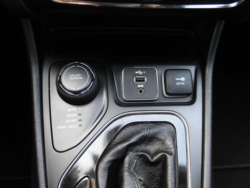 Used 2021 Jeep Cherokee Latitude Plus AWD/4WD image 42