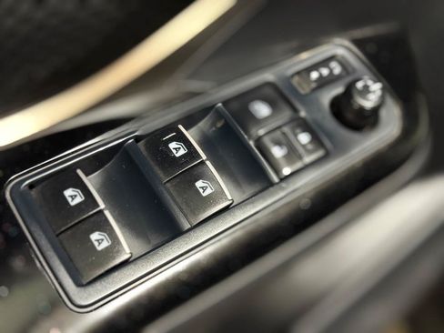 Used 2019 Toyota C-HR XLE FWD image 27