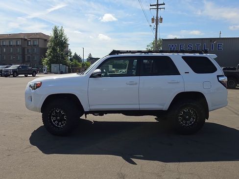 Used 2022 Toyota 4Runner SR5 Premium w/ Moonroof Package AWD/4WD image 11