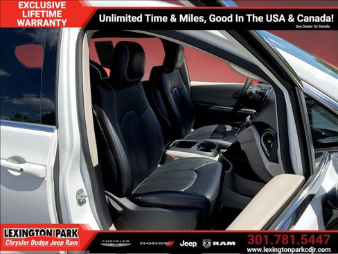 Used 2024 Chrysler Pacifica Touring-L FWD image 28