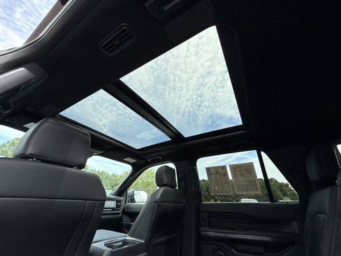 Used 2024 Ford Expedition Platinum image 29