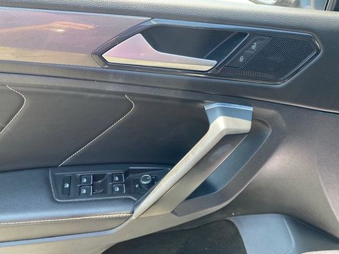 Used 2023 Volkswagen Tiguan SE w/ Panoramic Sunroof Package FWD image 23