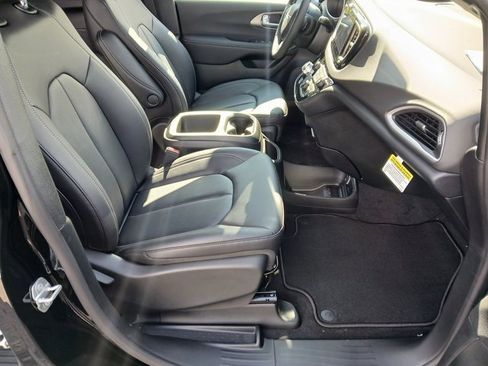 New 2026 Chrysler Voyager LX image 21