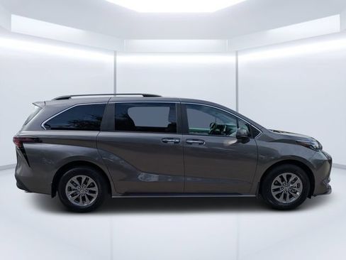 Used 2024 Toyota Sienna XLE FWD image 2