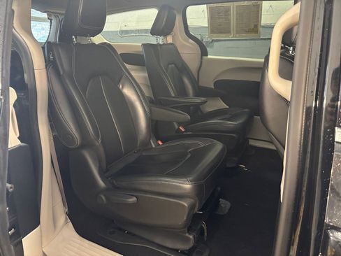 Used 2023 Chrysler Pacifica Touring-L image 41