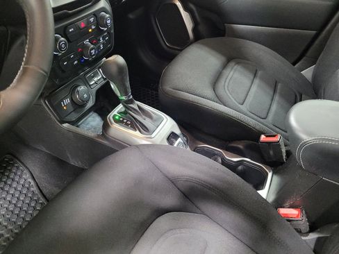 Used 2022 Jeep Renegade Latitude AWD/4WD image 26