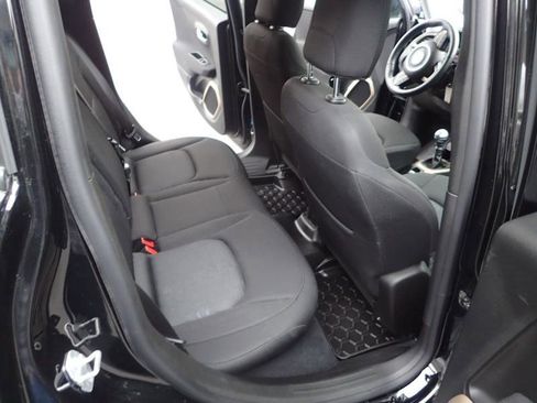 Used 2016 Jeep Renegade Latitude FWD image 12