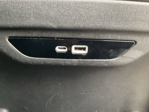 Used 2024 Chrysler Pacifica Touring-L image 33