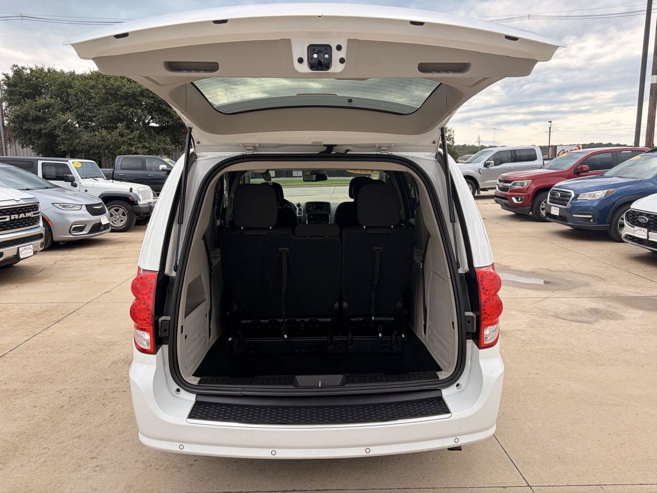 Used 2020 Dodge Grand Caravan SE w/ Rear Park Assist Package FWD image 8