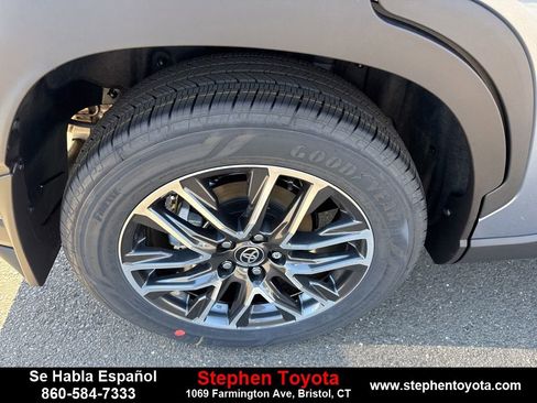 Used 2026 Toyota Corolla Cross XLE image 9