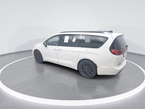 Used 2024 Chrysler Pacifica Touring-L w/ S Appearance Package image 5