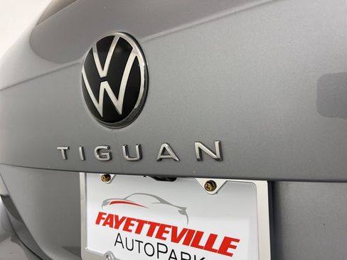 Used 2024 Volkswagen Tiguan SE image 3
