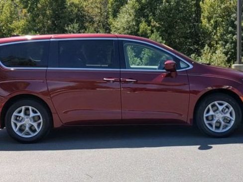 Used 2018 Chrysler Pacifica Touring Plus w/ Tire & Wheel Group FWD image 5