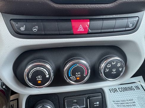 Used 2016 Jeep Renegade Latitude image 15