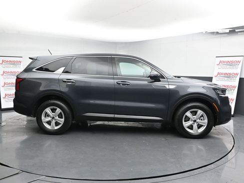 Used 2023 Kia Sorento LX image 9