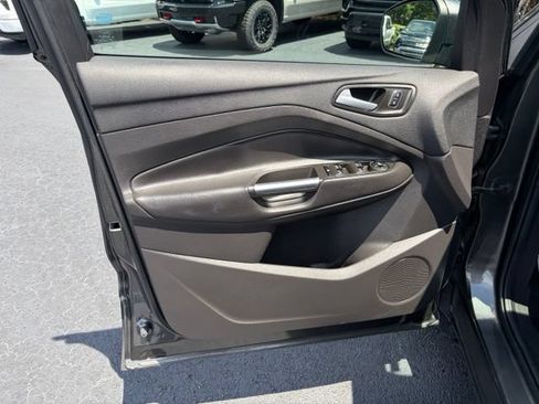 Used 2017 Ford Escape SE w/ Equipment Group 201A FWD image 12