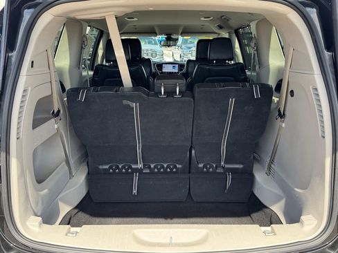 Used 2024 Chrysler Pacifica Touring-L FWD image 5