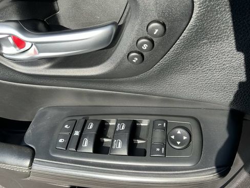 Used 2015 Jeep Cherokee Limited w/ Luxury Group AWD/4WD image 12