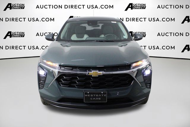 Used 2025 Chevrolet Trax LS w/ LS Convenience Package FWD image 2