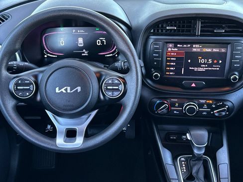 Used 2023 Kia Soul LX w/ LX Technology Package FWD image 14