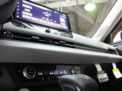 New 2025 Mitsubishi Outlander SE image 12