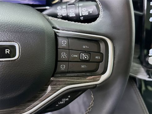 Used 2022 Jeep Wagoneer Series III w/ Premium Group I image 26