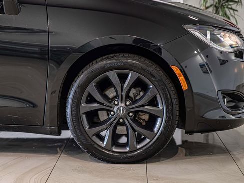 Used 2019 Chrysler Pacifica Touring Plus w/ S Appearance Package FWD image 10