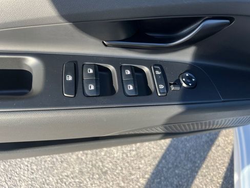 Certified 2025 Hyundai Elantra SEL FWD image 16