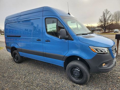 Used 2025 Mercedes-Benz Sprinter 2500 image 4