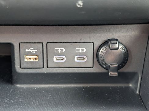 Used 2023 Toyota Highlander LE image 19