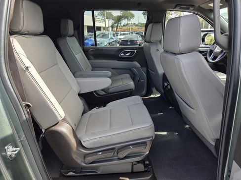 Used 2024 GMC Yukon XL SLT w/ SLT Luxury Package image 17