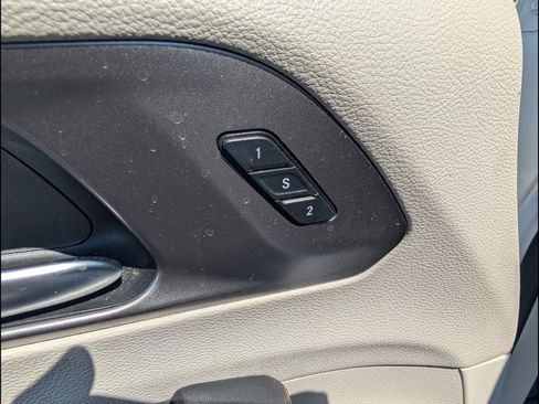 Used 2020 Chrysler Pacifica Touring-L FWD image 19