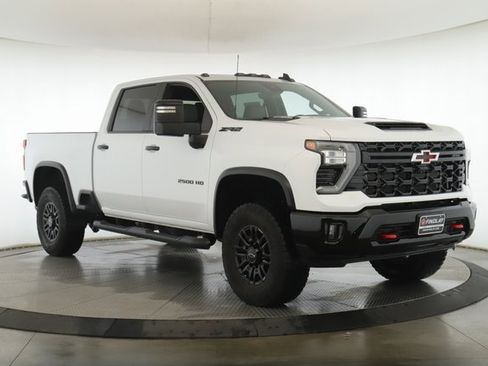 Used 2024 Chevrolet Silverado 2500 ZR2 w/ Technology Package image 2