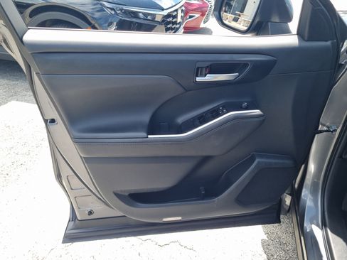 Used 2023 Toyota Highlander XLE FWD image 26