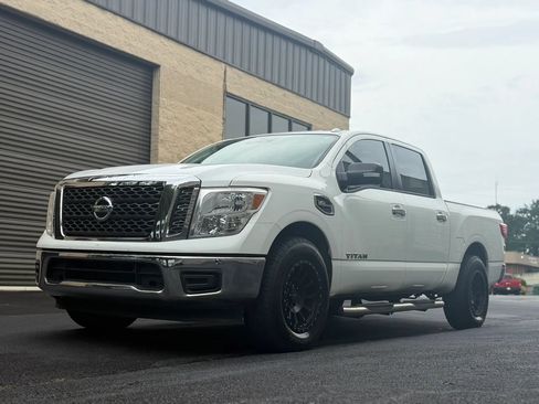 Used 2017 Nissan Titan SV RWD image 38